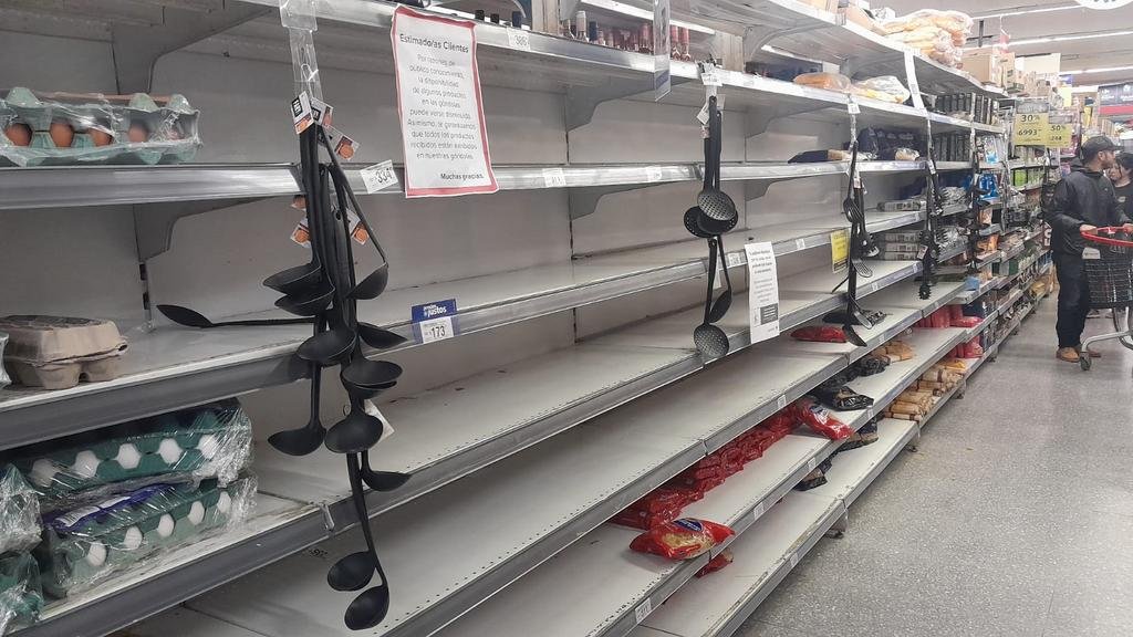 Por qué están vacías las góndolas en los supermercados y qué productos escasean