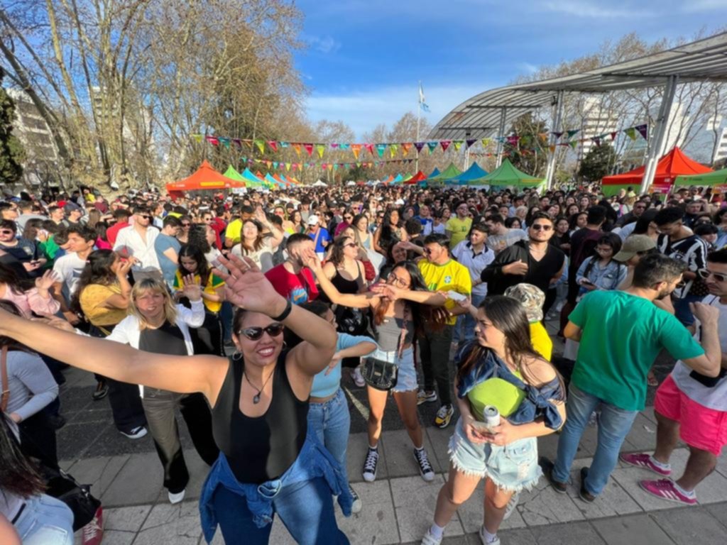 La cultura brasileña le puso ritmo, color y aromas a la plaza Malvinas