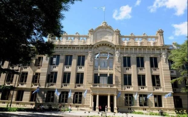 “Sentada” por los techos del Nacional