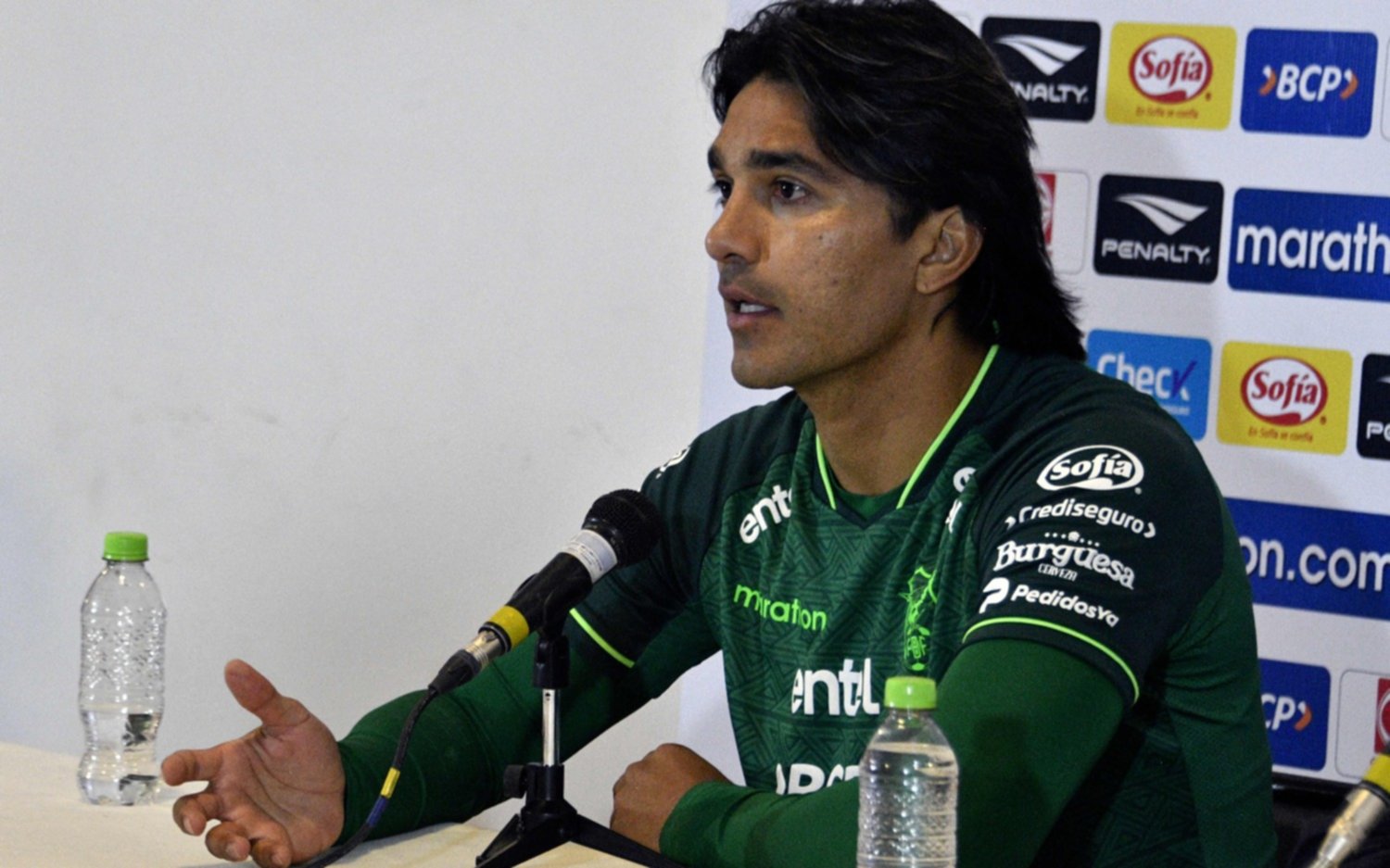 VIDEO. El delantero boliviano Moreno Martins molesto en la previa del partido: "No podemos apoyar a dos selecciones"