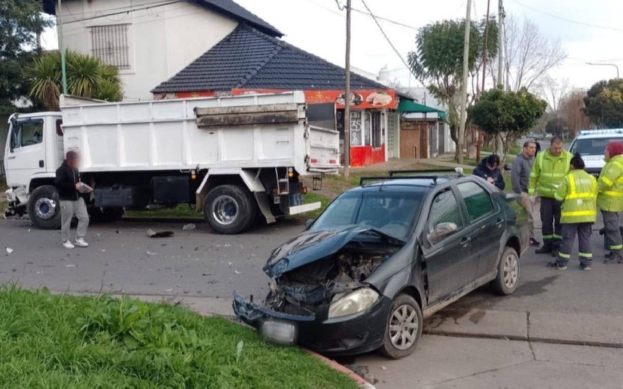 Chocaron un camión y un auto en el siniestro de cada día en La Plata: un conductor terminó en el hospital