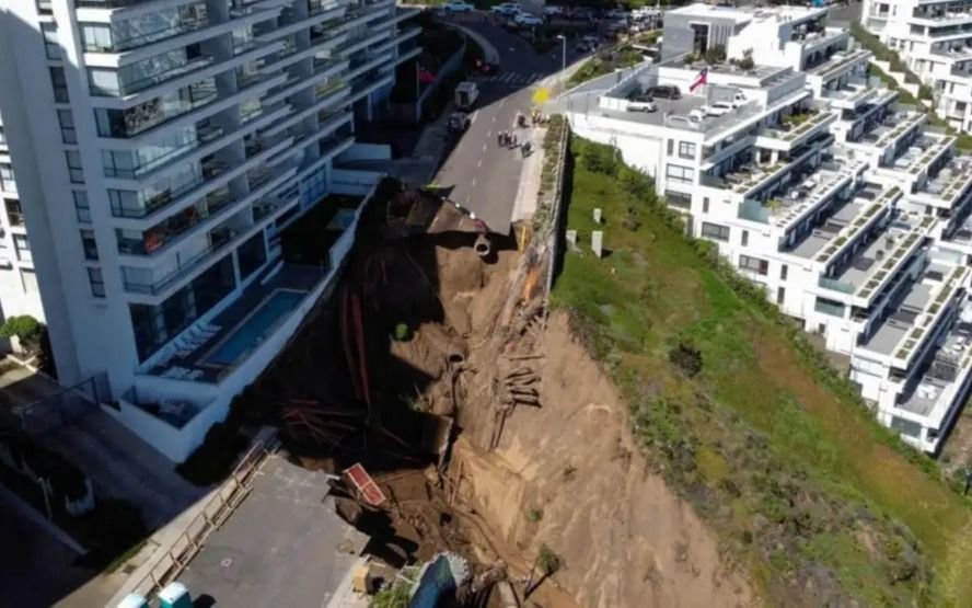 Chile: evacuados por riesgo de derrumbe de edificios en una lujosa zona de Viña del Mar tras enorme socavón