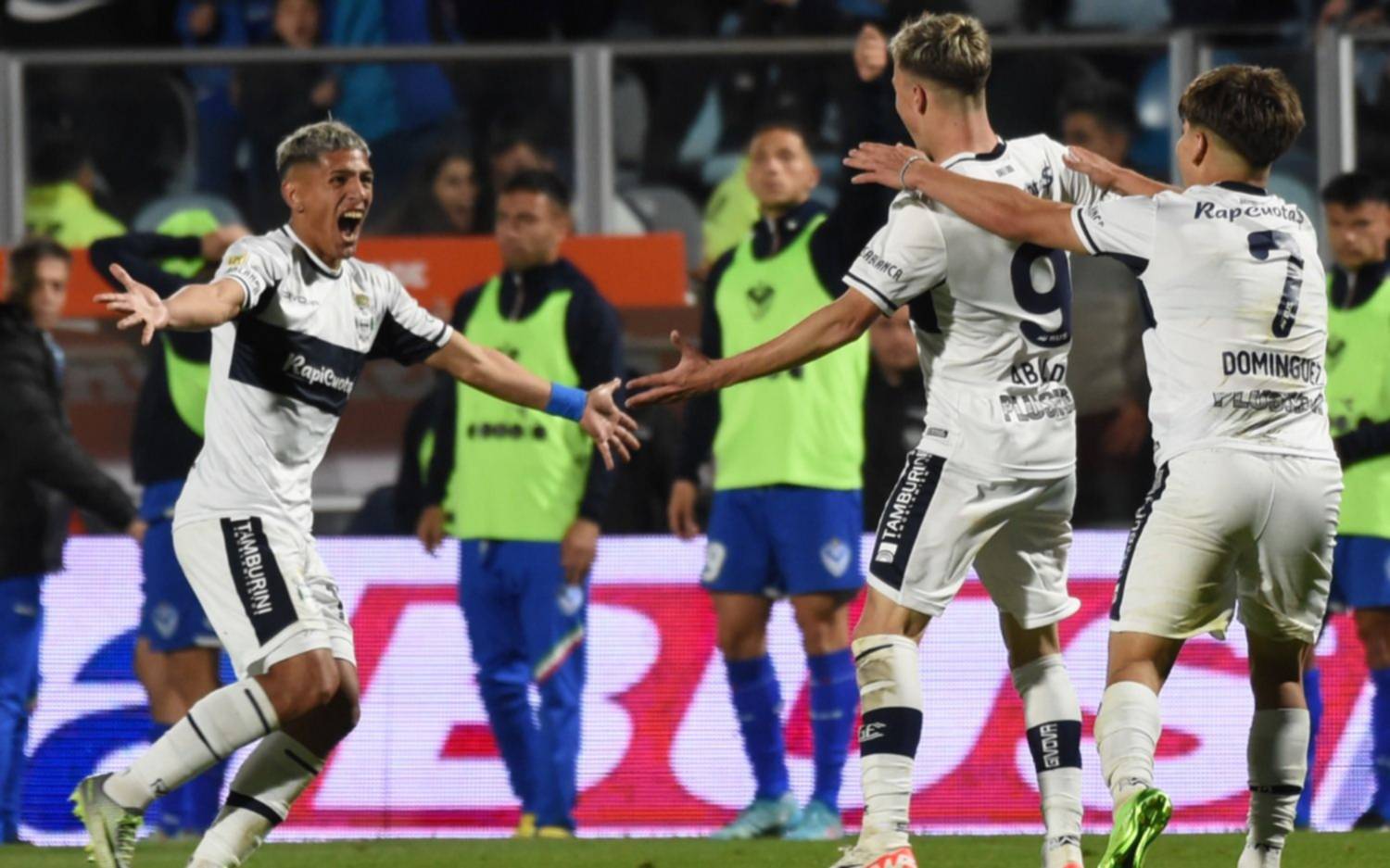 ¡U-ru-guayo! ¡U-ru-guayo! El ingreso goleador de Matías Abaldo fue clave para que Gimnasia derrote a Vélez 2 a 1