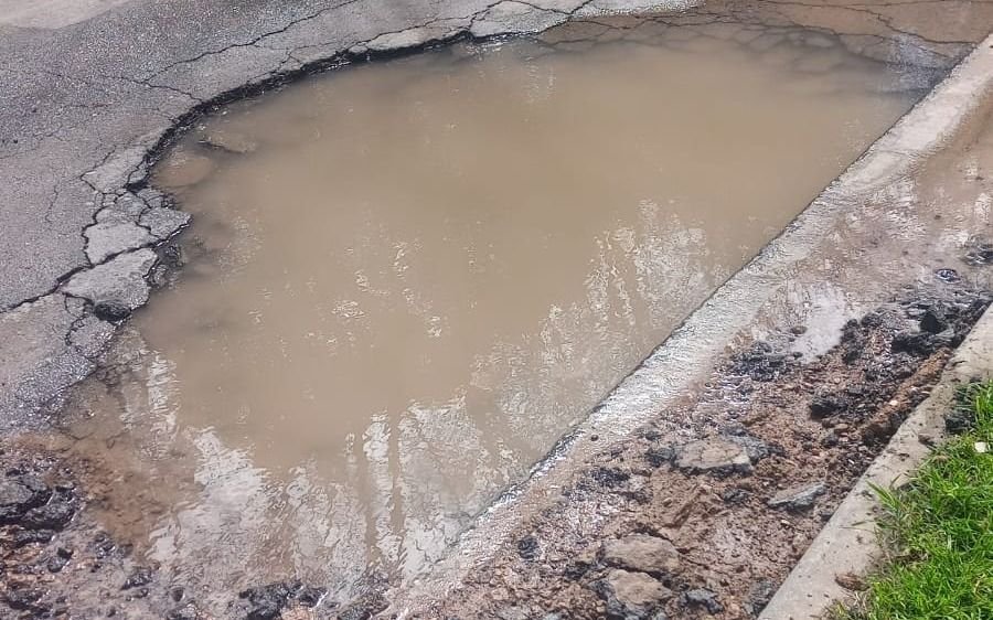 Un gran bache en plena calle preocupa a los vecinos de un barrio de La Plata