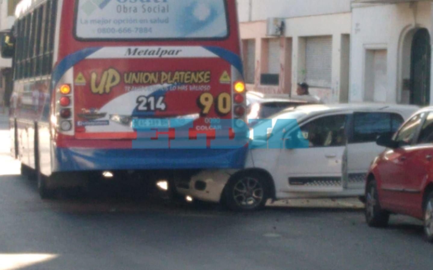 Un auto quedó atrapado abajo de un micro tras chocar en el Centro de La Plata