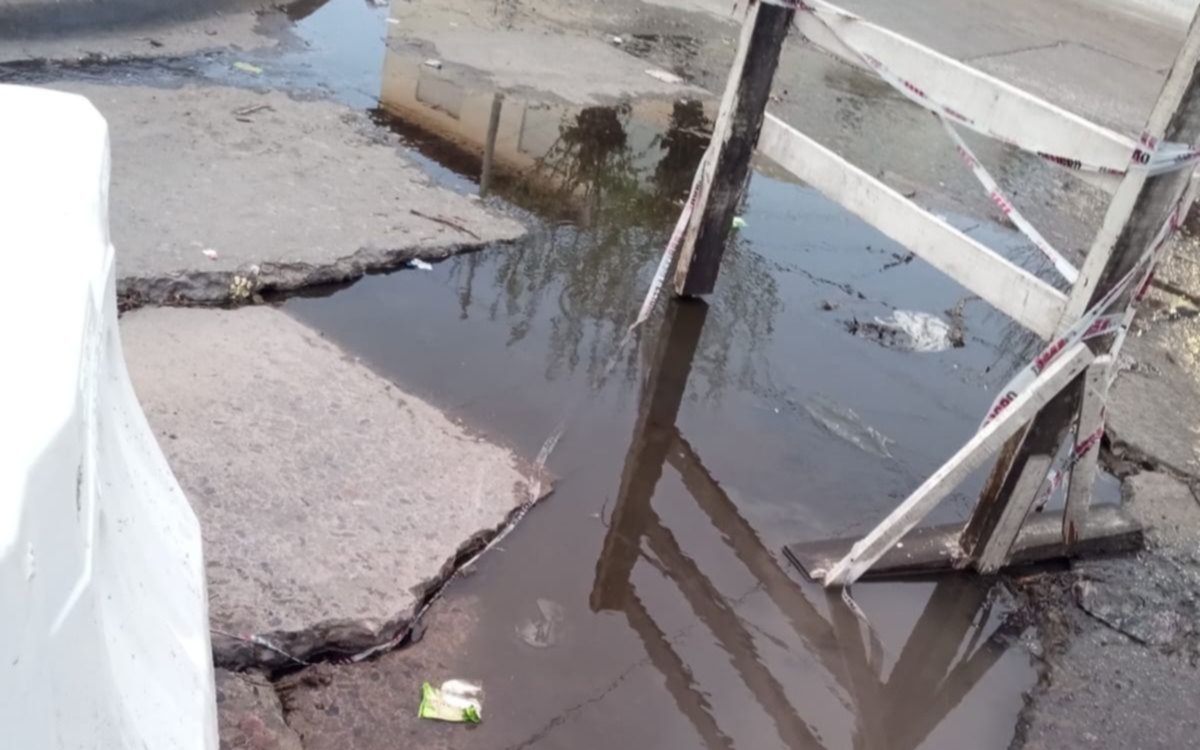 Calle destruida y un pozo lleno de agua, el drama de los vecinos de un barrio de La Plata