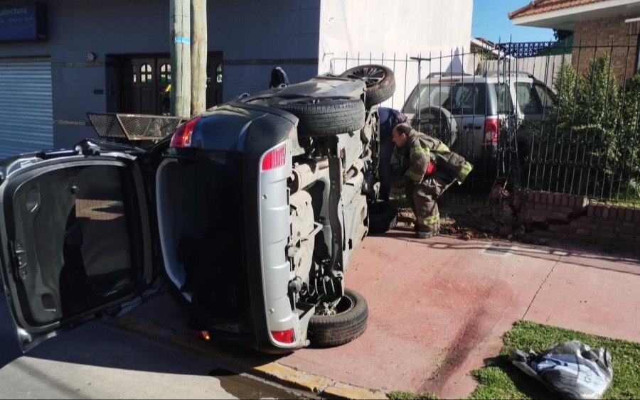 Choque y vuelco de auto en Quilmes