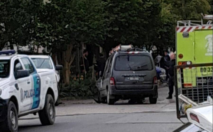 Choque en Los Hornos: conductor quedó atrapado entre los fierros y debió ser rescatado 