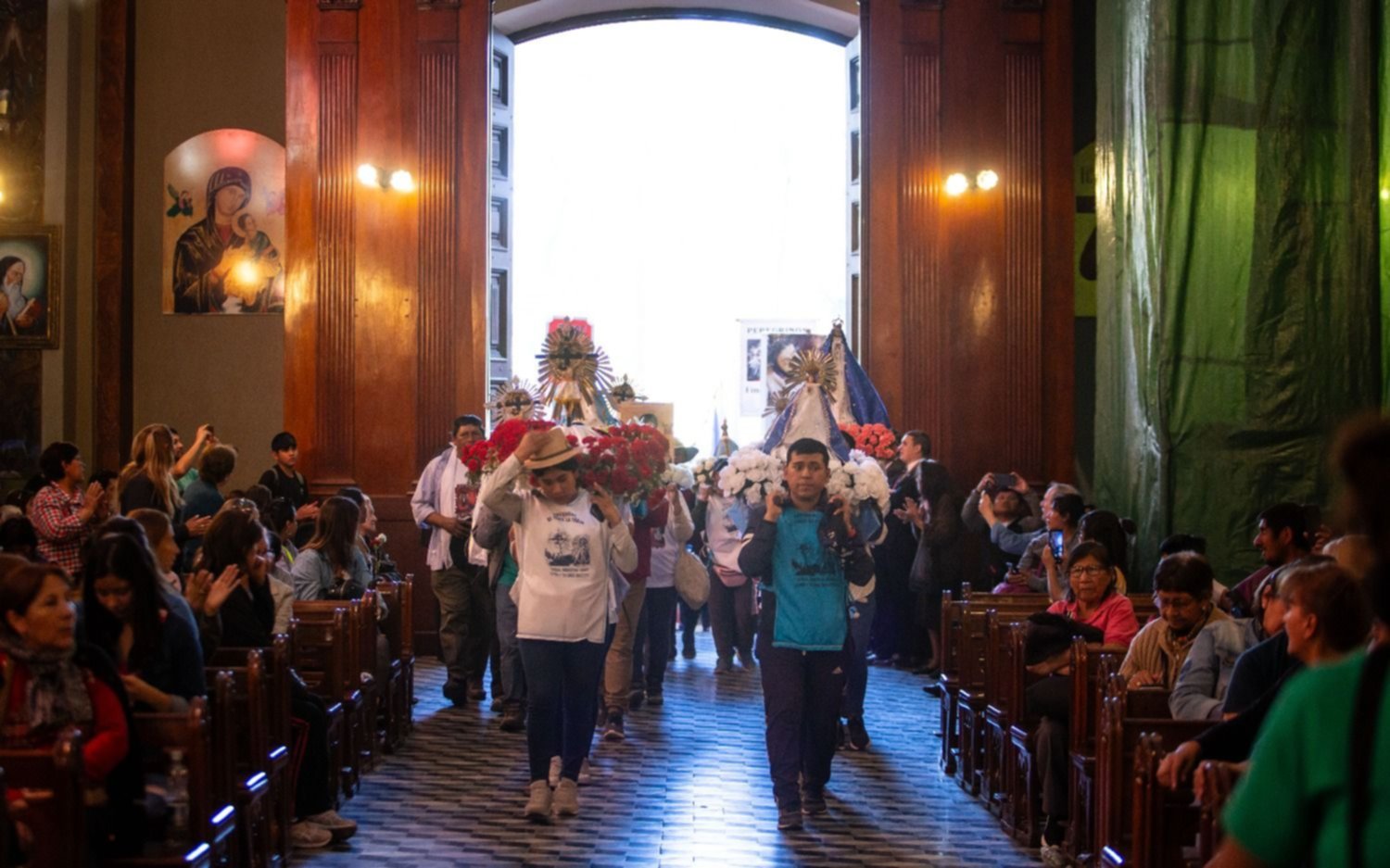 Fieles y peregrinos celebran la procesión del Señor y la Virgen del Milagro en Salta