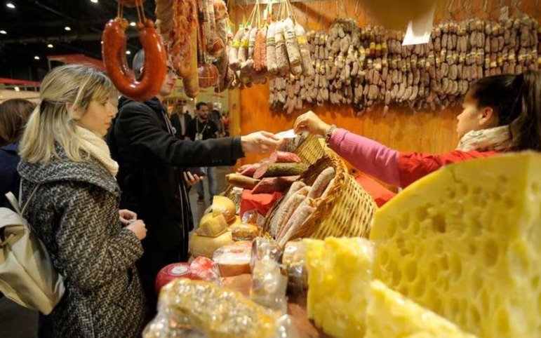 La feria de sabores que desembarca muy cerca de La Plata con recetas, stands y música en vivo