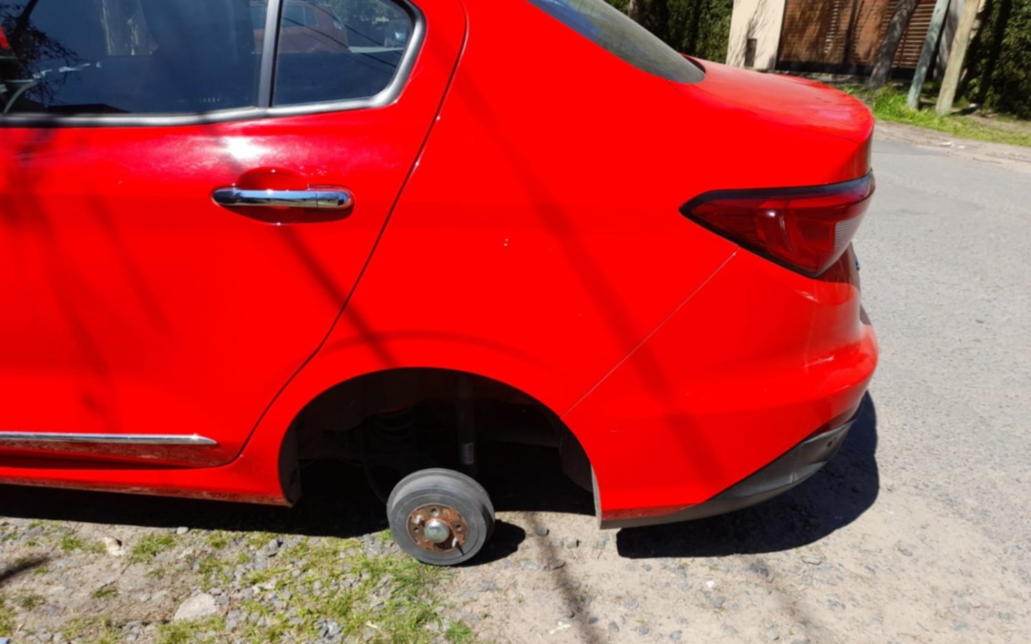 Los "roba ruedas" se "mudaron" a Zona Norte y dejaron a pie a una familia