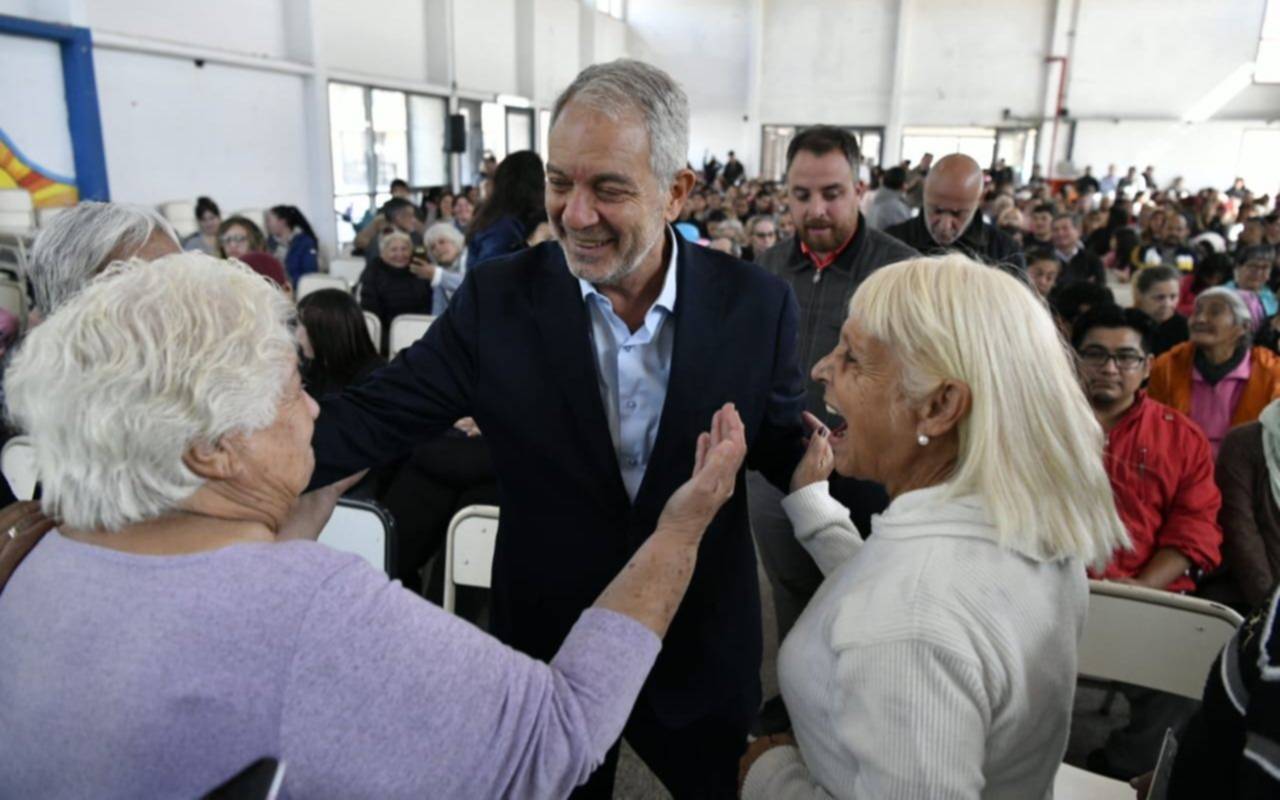 Elecciones 2023 en La Plata.- Julio Alak: "Vamos a escriturar las 700 viviendas de la bajada de la Autopista realizadas por nuestra gestión"