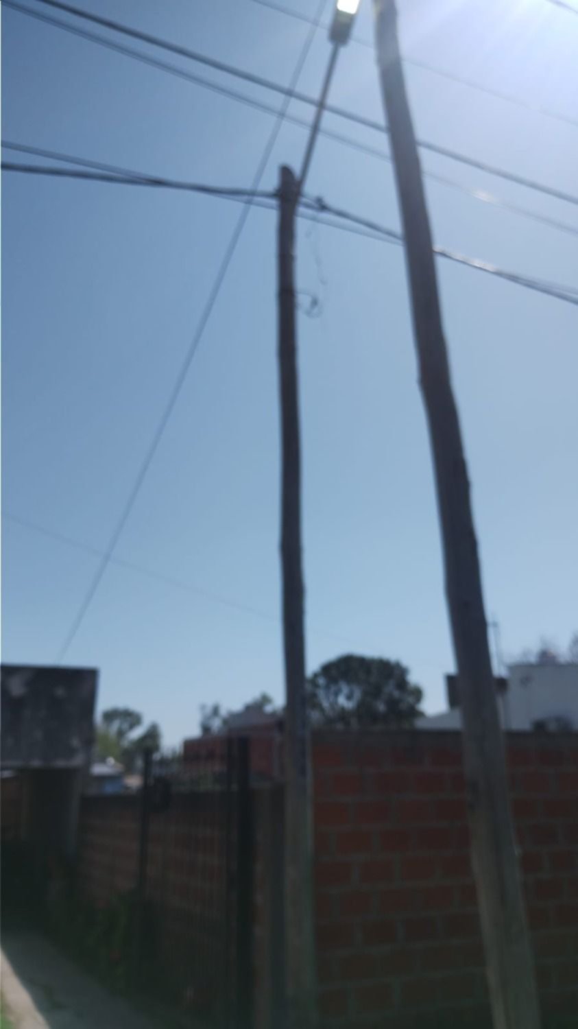 Se cayó un poste de luz sobre la línea de tensión en Villa Elvira