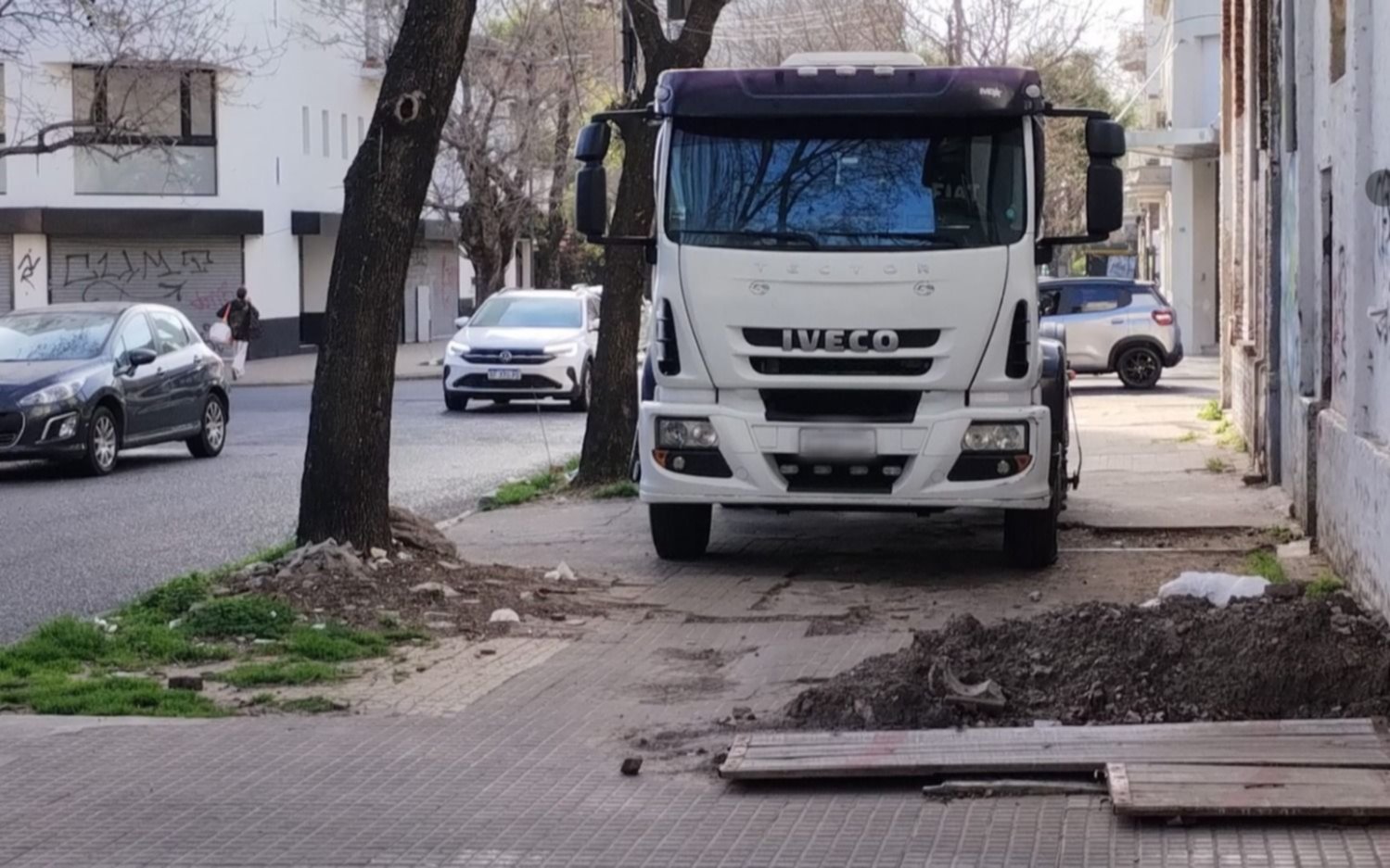 El "estacioná donde quieras" ya es una costumbre en Barrio Norte