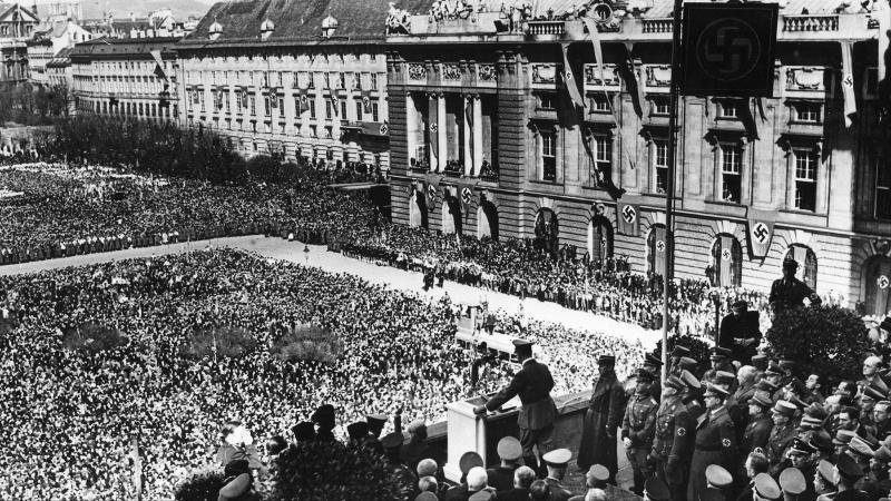 La movida que busca desmitificar el “balcón de Hitler”