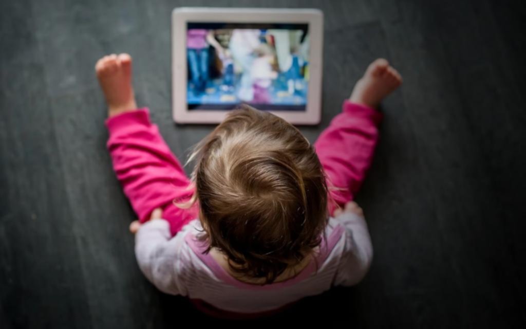 Desarrollo infantil: el abuso de las pantallas generaría retrasos y adicción en los niños