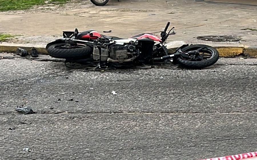 Una moto y un auto protagonizaron un fuerte accidente en 3 y 520: debieron trasladar a un herido