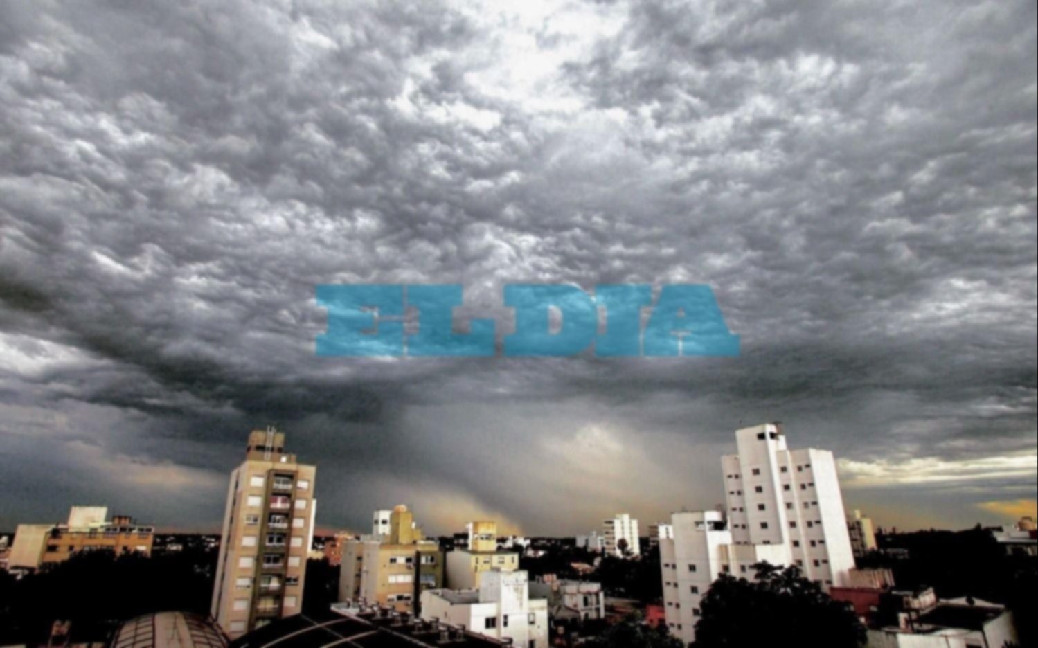 Domingo gris en La Plata: a qué hora llegarán las tormentas más intensas