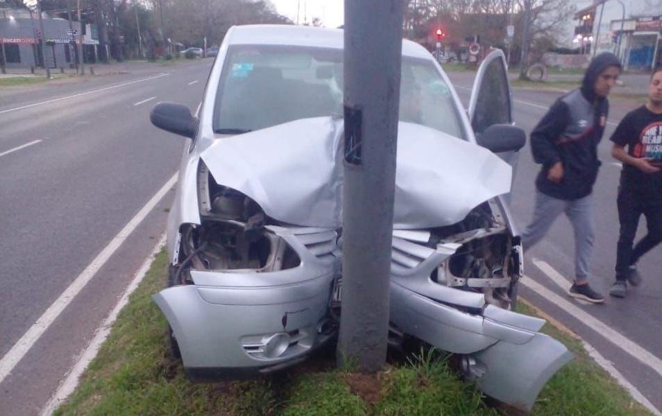 Una mujer estrelló su coche contra una columna y resultó herida