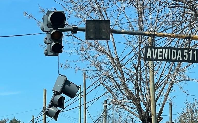 Un semáforo colgando a "punto de caer" y sin funcionamiento, preocupa a vecinos y automovilistas en La Plata
