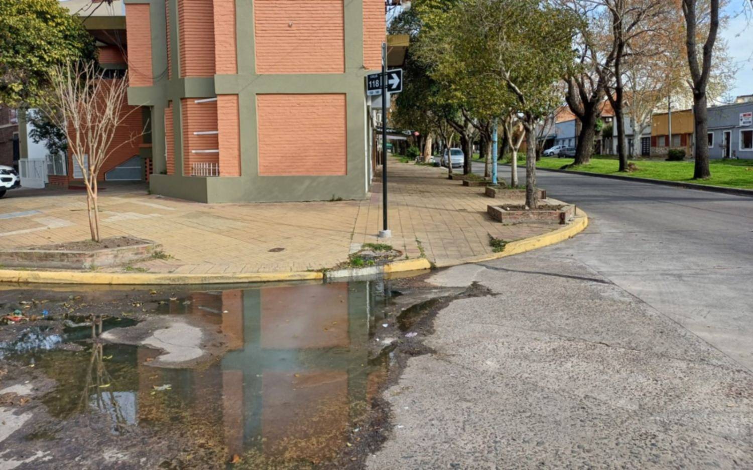 Dos semanas de reclamos constantes por una pérdida de agua en La Plata