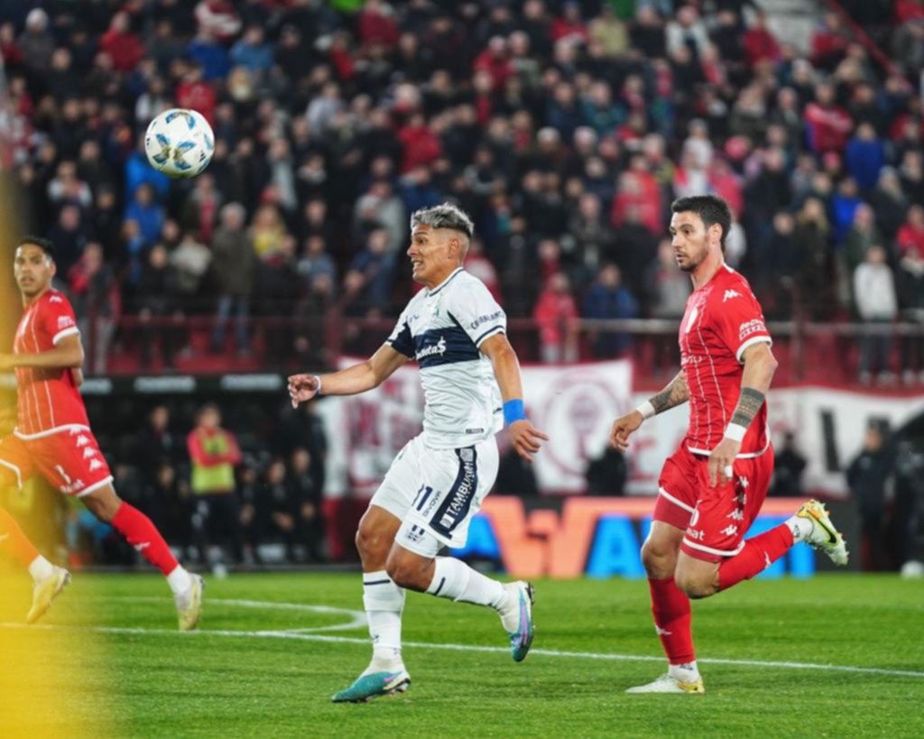 Gimnasia apostó fuerte por el empate ante Huracán y perder ante diez lo condenó