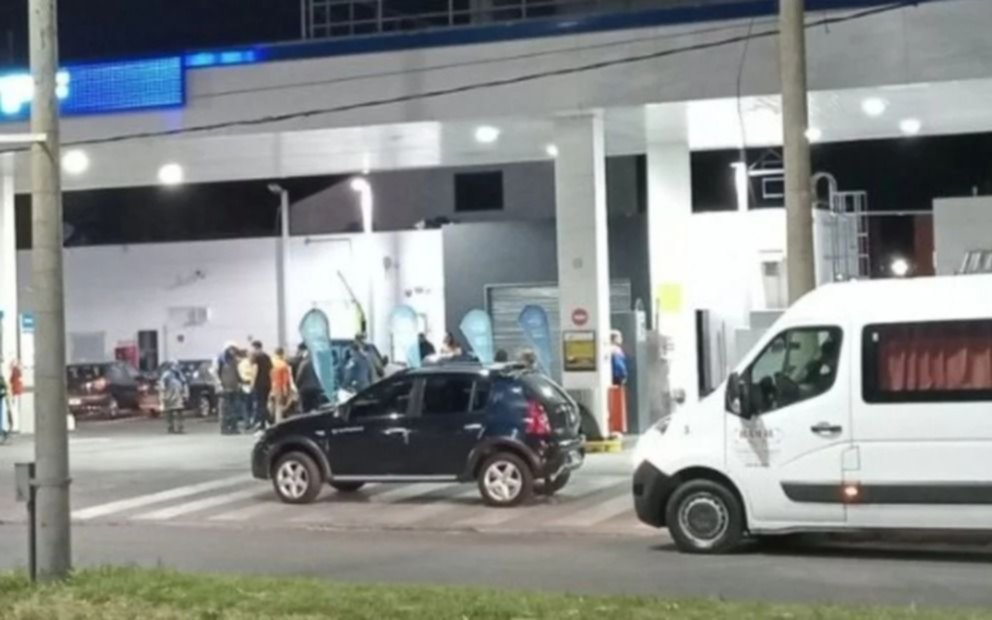 Balean en Rosario una estación de servicios con 40 chicos que esperaban irse de viaje: hay un herido