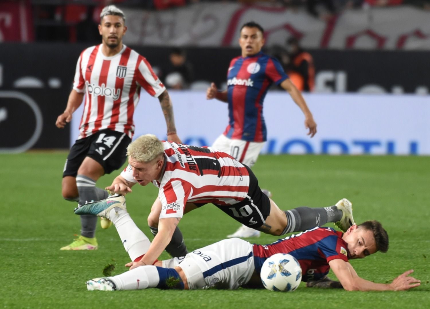 Estudiantes, que no mejora su nivel, empató sin goles con San Lorenzo y perdió a Zuqui por expulsión