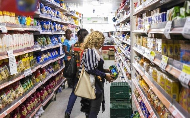 Bajó 0,9% el consumo interanual en agosto pero subió 2,1% en lo que va del año
