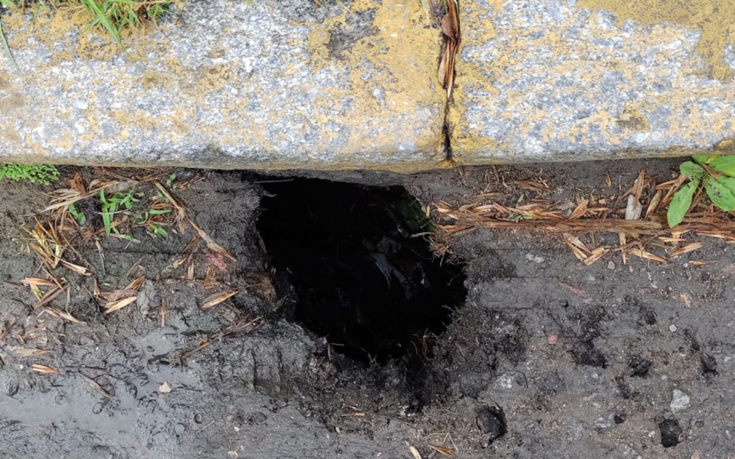 Un importante pozo preocupa a los vecinos de 14 y 49