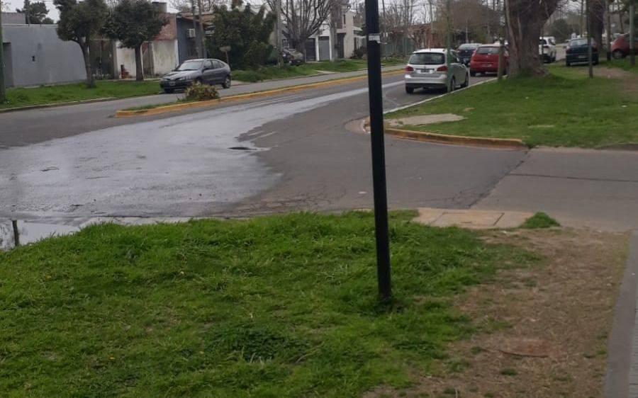 "Olor nauseabundo" por un desborde cloacal en 8 Y 514