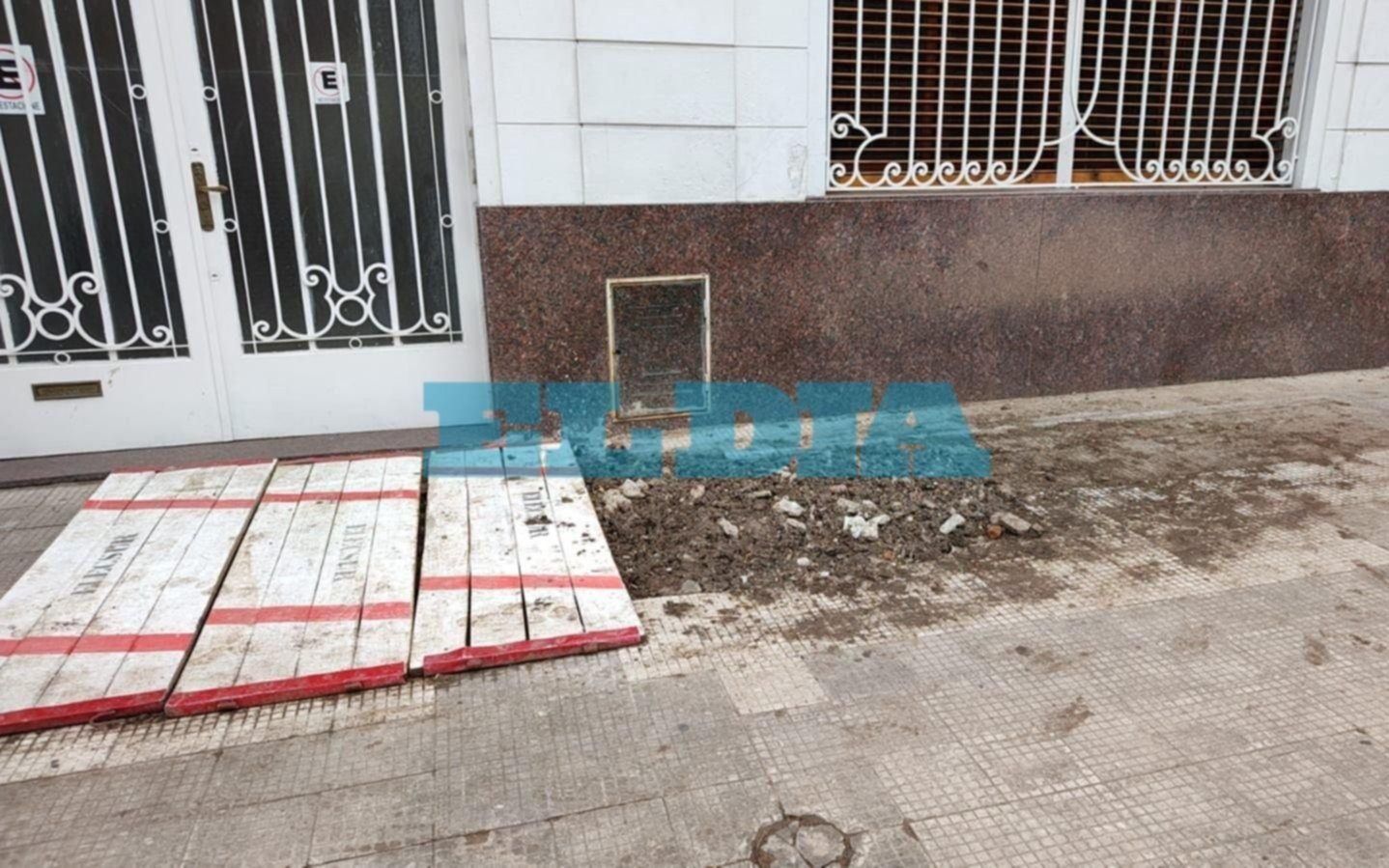 "Así dejó la vereda Edelap, me tapó la cochera", la queja de un vecino del centro de La Plata