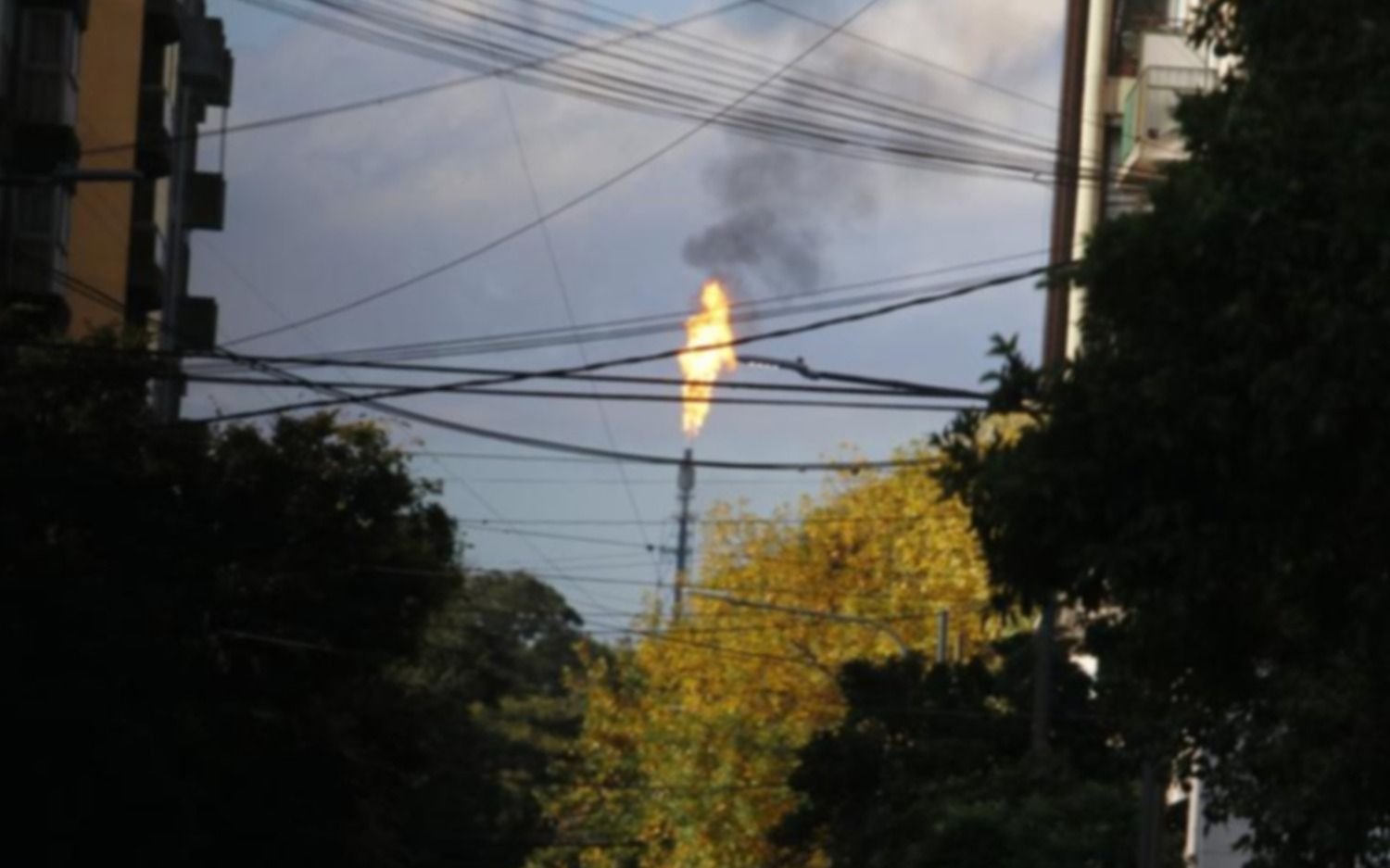 "Ruidos" y "mayor intensidad de antorchas", la advertencia de YPF por trabajos en la Refinería de Ensenada
