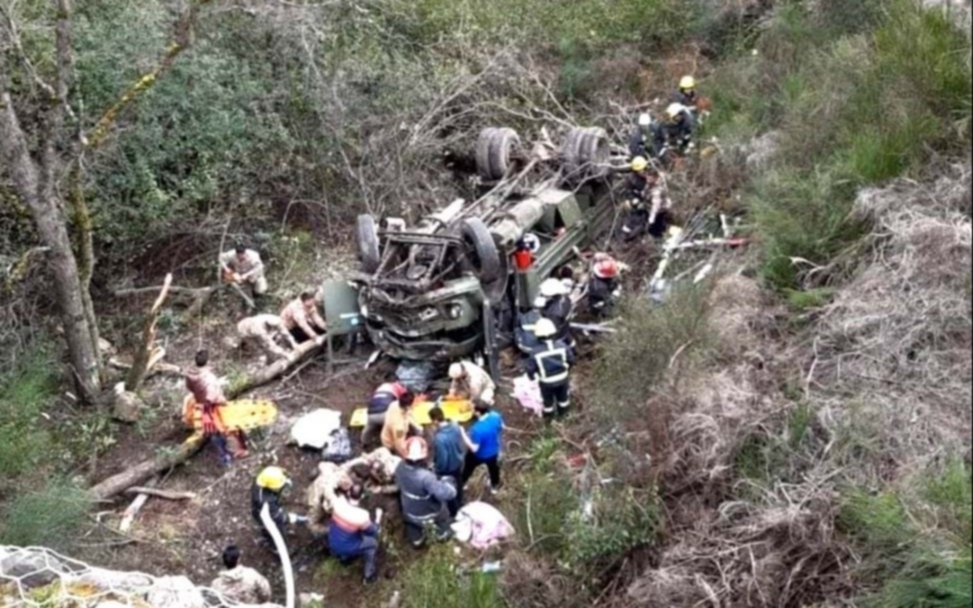 Vuelco y tragedia en San Martín de los Andes: desbarrancó un camión y hay al menos cuatro soldados muertos