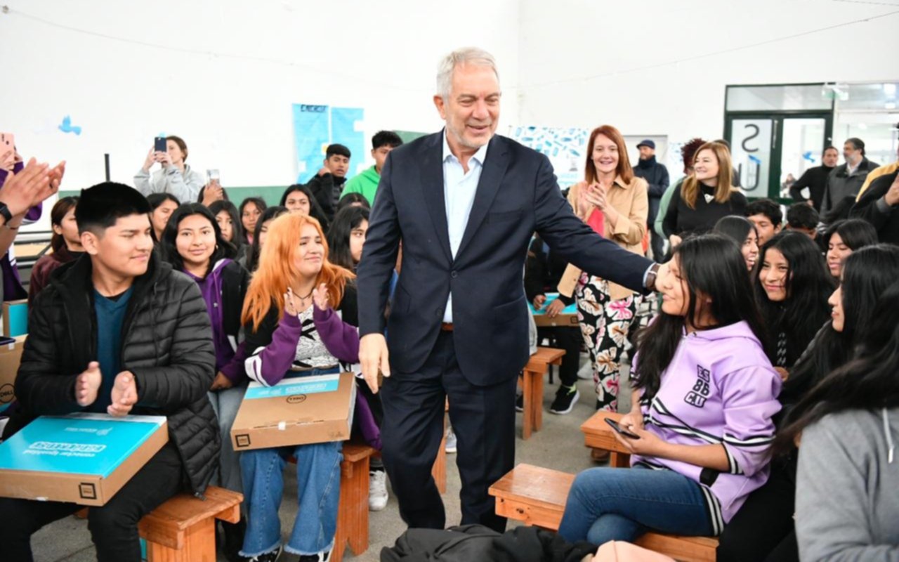 Alak entregó más de 100 netbooks a estudiantes secundarios de La Plata