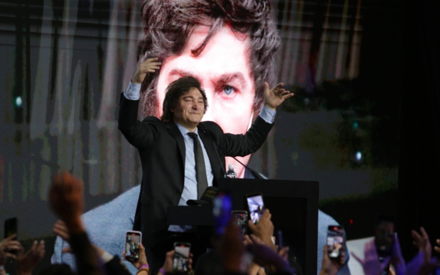 Milei presentó a su equipo y prometió "cortarle la mano al que venga a gastar"
