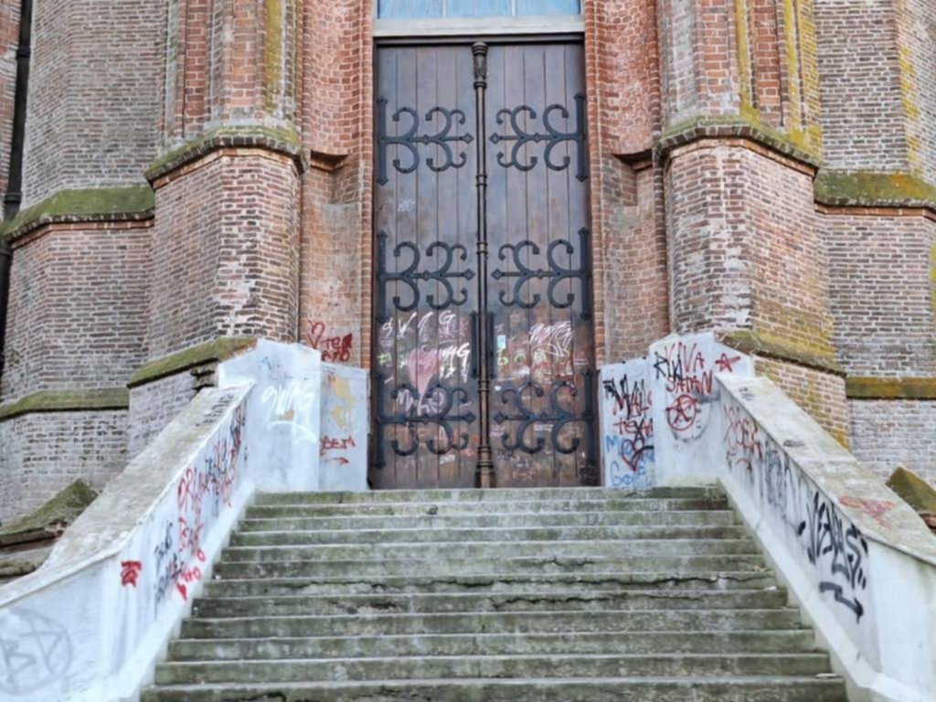Vandalizaron puertas y paredes de la Catedral