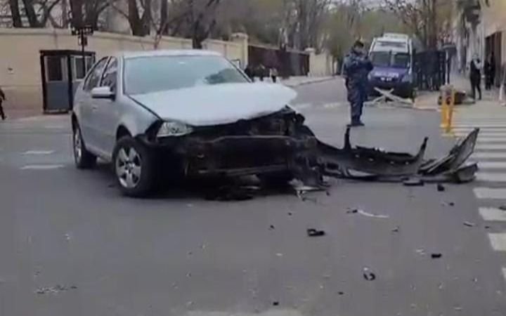 Fuerte choque entre dos autos en pleno centro de La Plata: despiste, destrozos y corte de luz