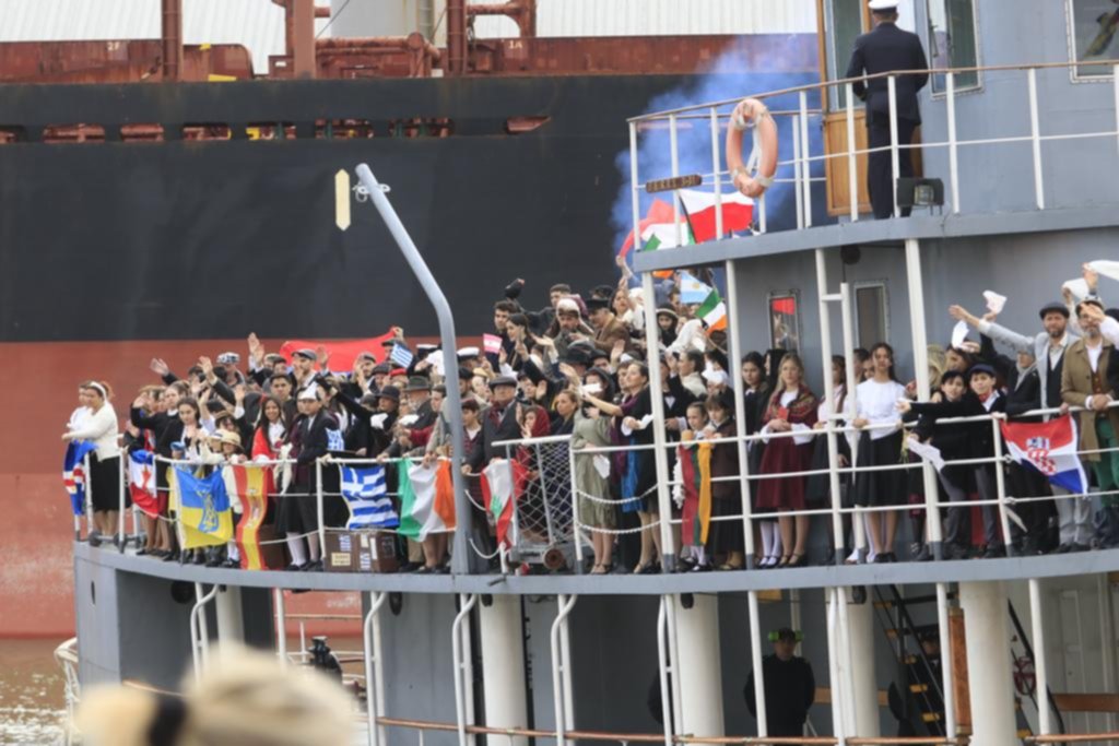 Emotiva recreación del arribo de los inmigrantes en Berisso