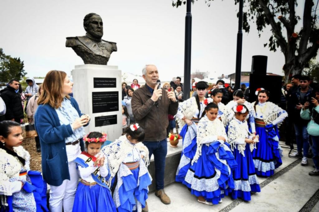 Alak inauguró busto junto a la comunidad paraguaya