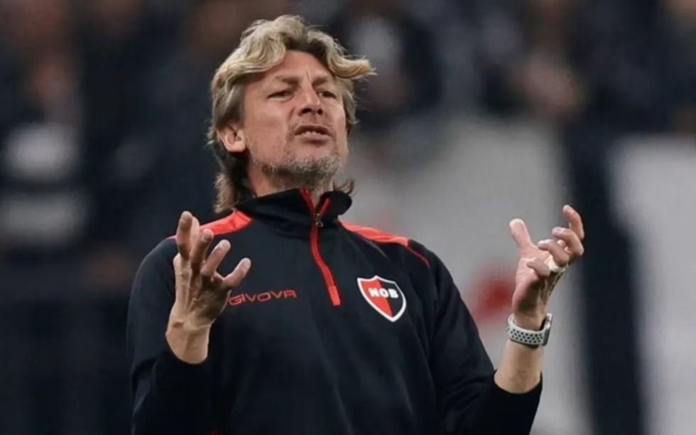 La explosiva declaración del DT de Newell's tras la derrota con Estudiantes: "Soy muy malo..."