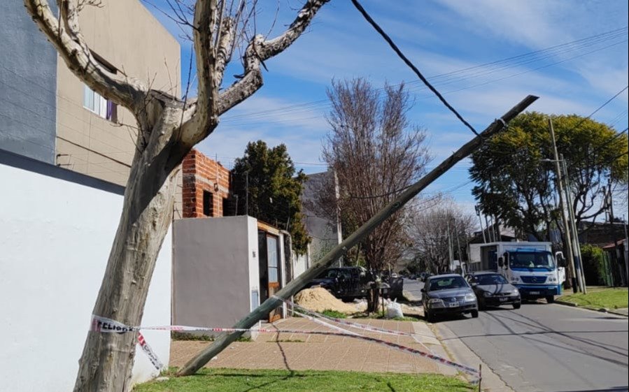 En La Plata, los vecinos están en alerta por un poste que está a punto de caerse
