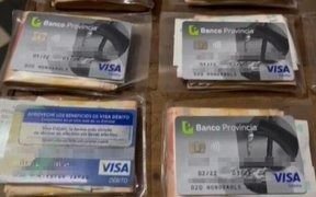 Uno por uno, los nombres impresos en las tarjetas de débito de la Legislatura que tenía "Chocolate" Rigau