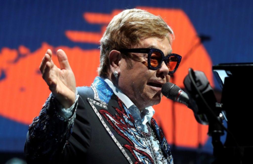 Elton John, indignado con la ministra del Interior de su país