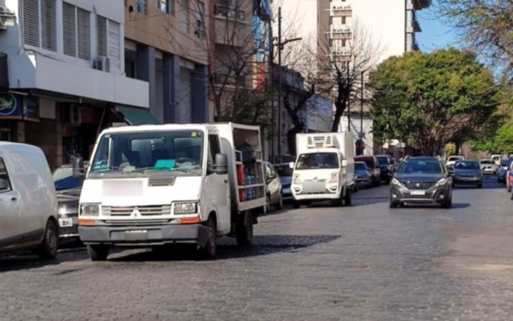Al caos vial se suma el descontrol de la descarga de mercaderías