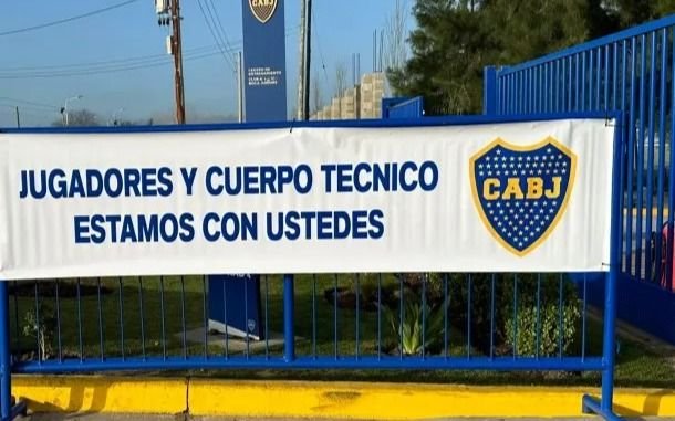 Aparecieron pasacalles en la Bombonera en apoyo al plantel en la previa del choque ante Palmeiras: "Estamos con ustedes"