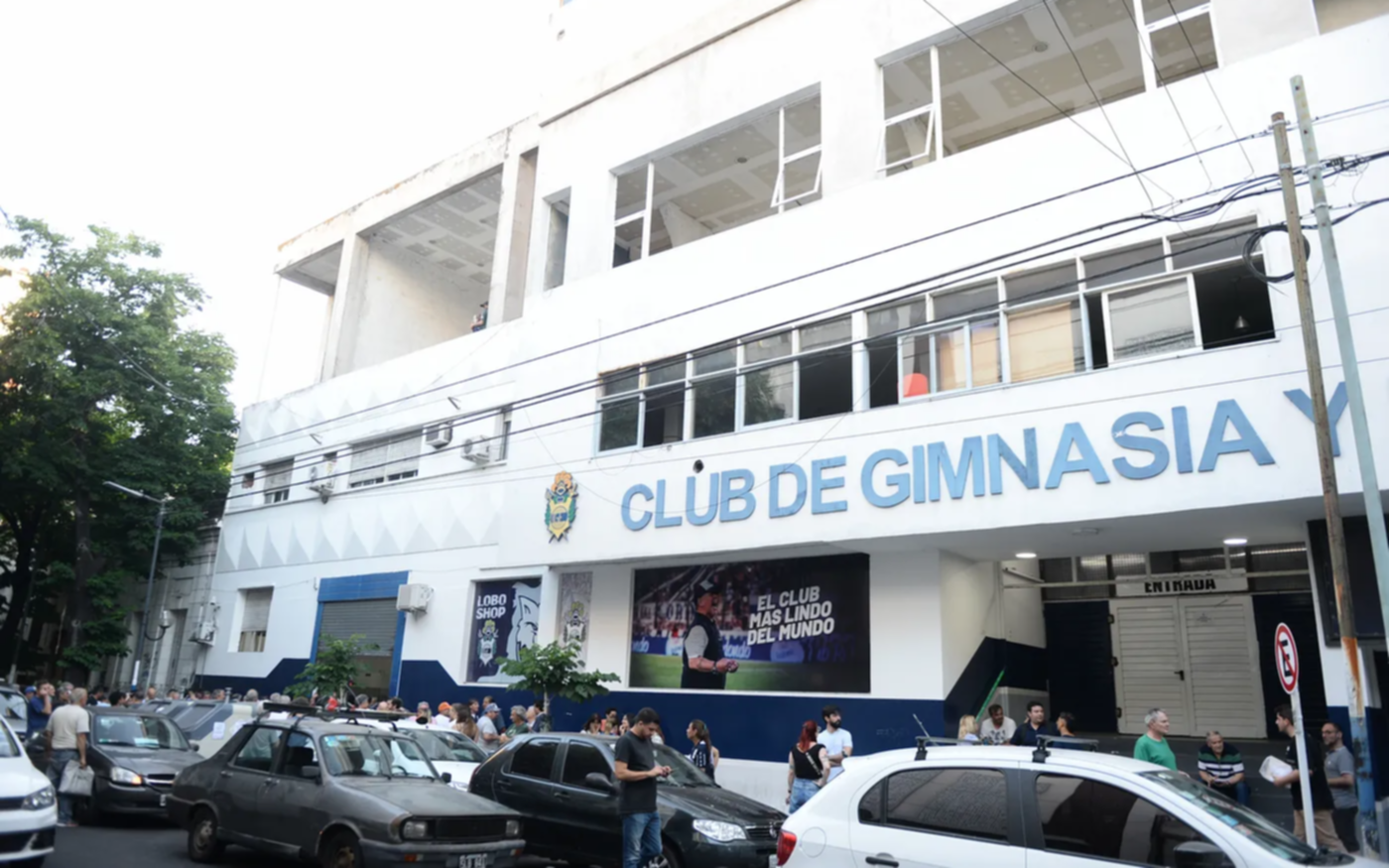 Tragedia en la sede de Gimnasia: murió un hombre tras una pelea en un partido de básquet