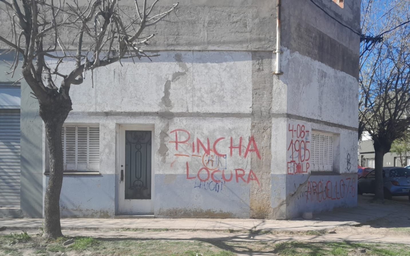 En la previa del clásico: tres detenidos por pintadas de Estudiantes en una casa