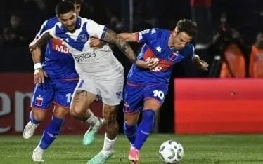 Vélez aguantó el empate sin goles con un jugador menos