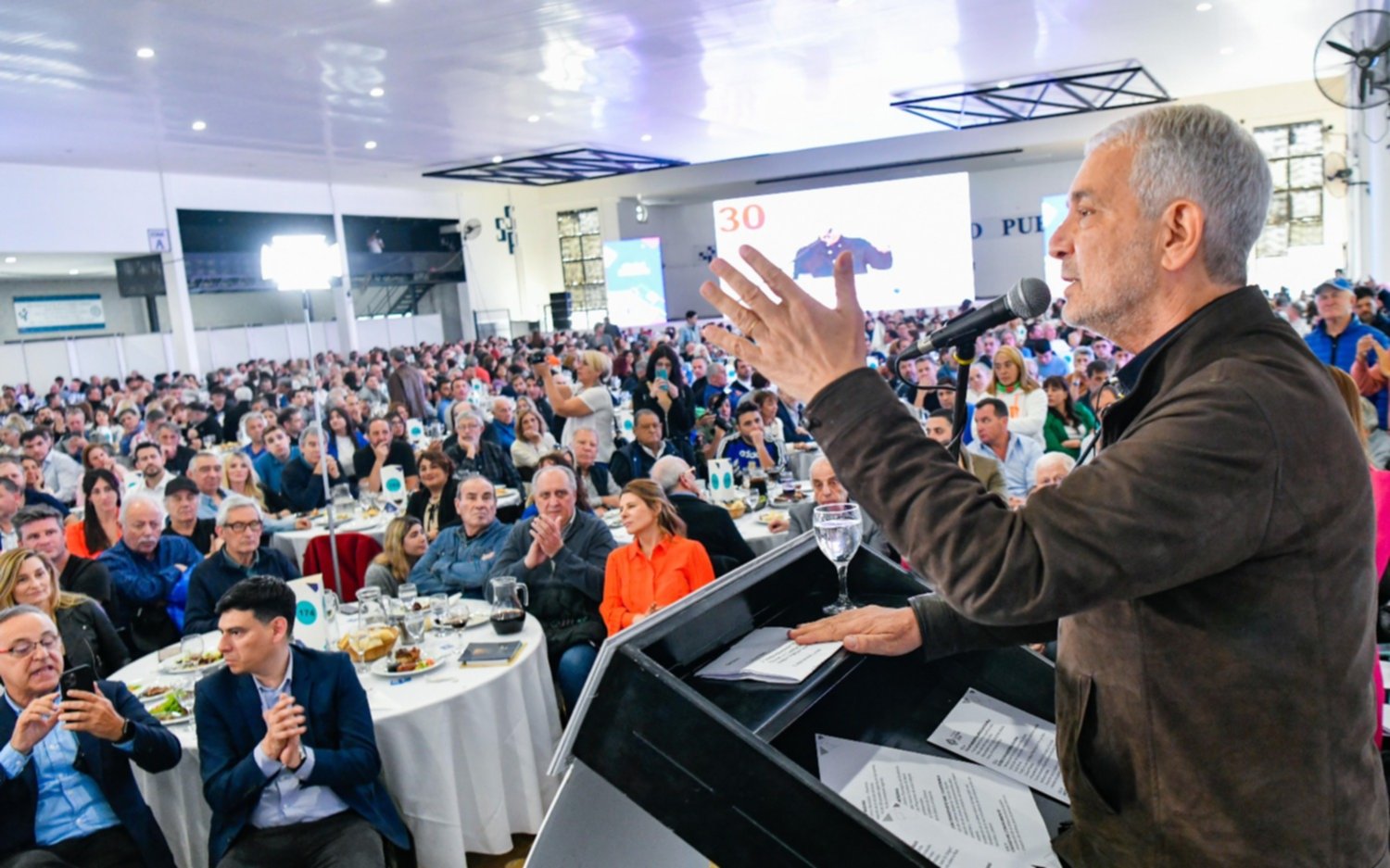 Alak presentó el Plan Estratégico 2030 ante 3000 profesionales, académicos, empresarios, sindicatos e instituciones
